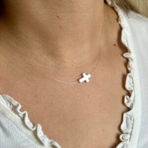 Colar Cruz de Madre Pérola no fio de nylon