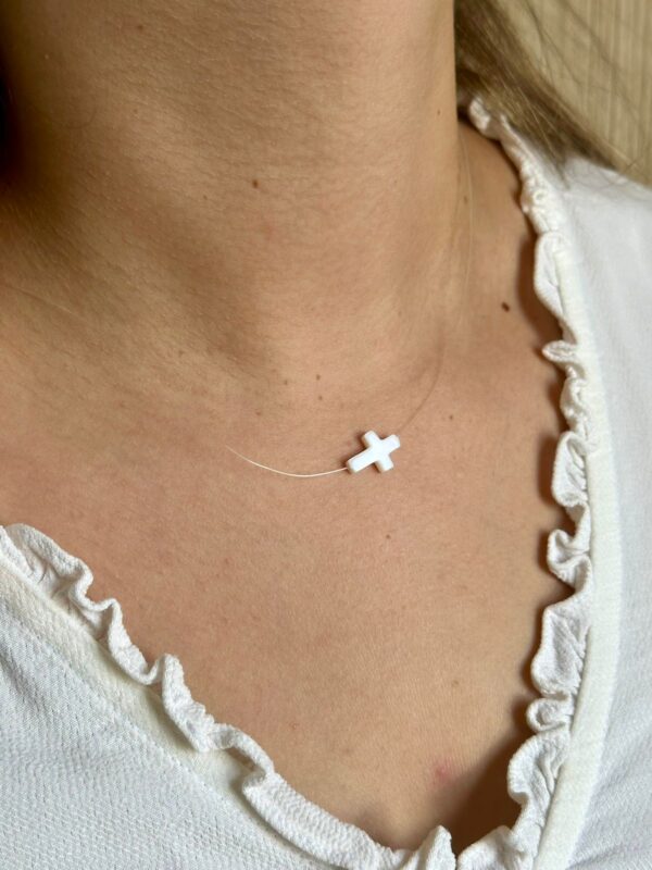 Colar Cruz de Madre Pérola no fio de nylon