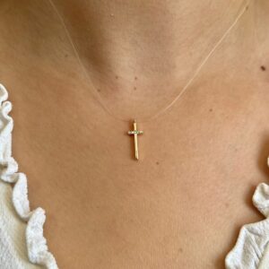 Colar Cruz Alfinete Cravejada no fio de nylon