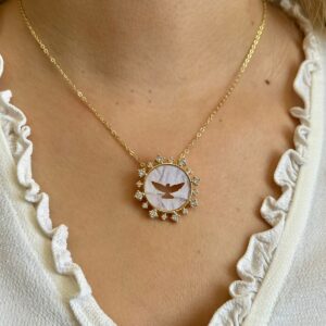 Colar Dourado Espírito Santo Madre Pérola